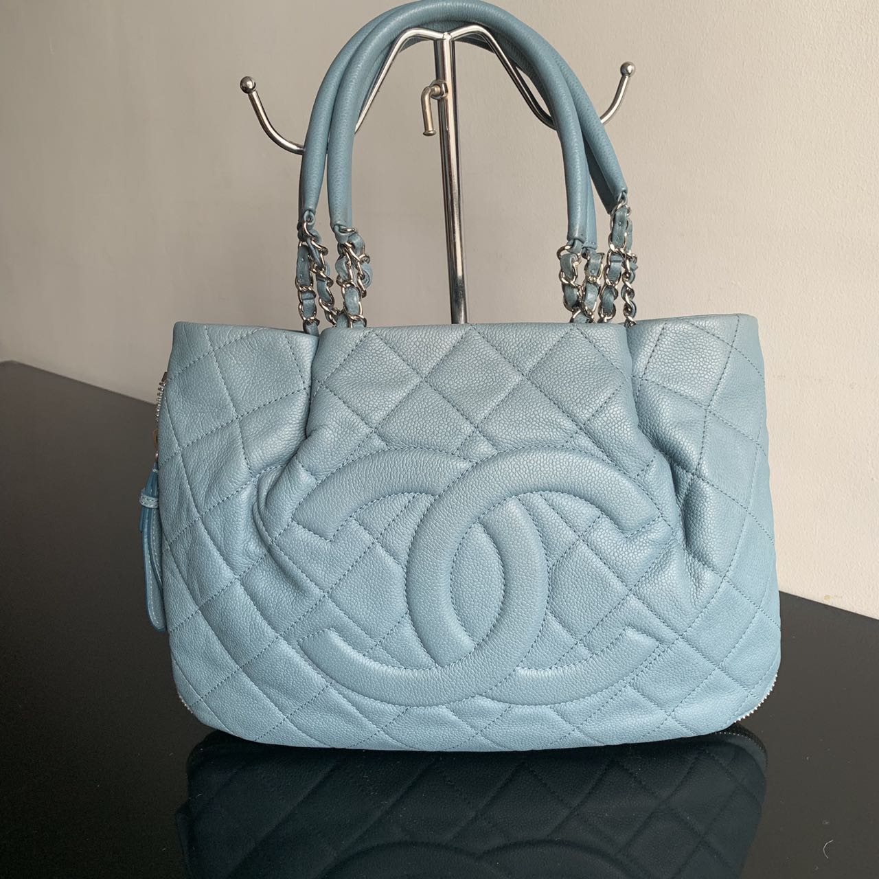 AUTHENTIC CHANEL EXPANDABLE SOFT CAVIAR ZIPPED AROUND TOTE. KEPT UNUSED  WITH CARD AND HOLOGRAM INTACT